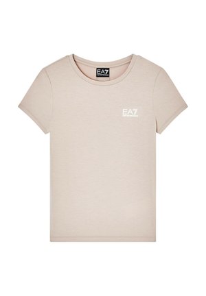 Camiseta beige de manga corta con cuello redondo, con pequeño logo blanco "EA7 Emporio Armani" en la parte superior izquierda del pecho y etiqueta negra en el interior del cuello.