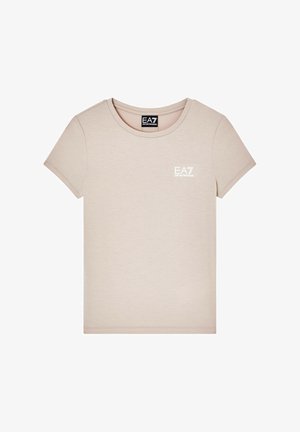 Camiseta beige de manga corta con cuello redondo, con pequeño logo blanco "EA7 Emporio Armani" en la parte superior izquierda del pecho y etiqueta negra en el interior del cuello.