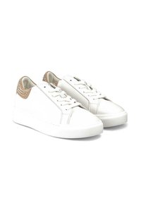 Bílé tenisky s hladkým koženým svrškem, béžovými semišovými akcenty na patě a dekorativními cvočky. Mají strukturovanou gumovou podrážku a šněrovací design.