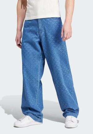 I pantaloni in denim azzurro chiaro presentano un motivo testurizzato, una vestibilità ampia e un design classico a cinque tasche. Abbinati a sneaker bianche.