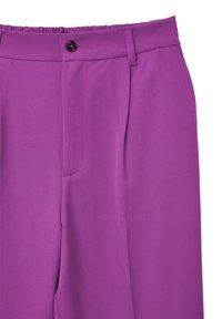 Pantaloni viola a vita alta con chiusura a bottone e cerniera, passanti per la cintura e una piega frontale in tessuto liscio.