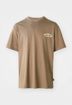 T-shirt in cotone marrone con collo a giro e maniche corte, decorato con un logo bianco che recita "Dickies Workwear" nella parte sinistra del petto.