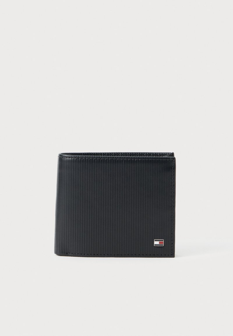 Zwarte portefeuille met verticale strepen, gemaakt van gestructureerd leer. Heeft een klein logo-accent in de onderhoek. Compact rechthoekig ontwerp.