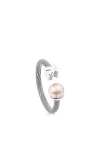 Anello in argento con una rete metallica, caratterizzato da una perla rosa arrotondata e accenti a forma di orso, che mette in mostra una superficie liscia e un design moderno.