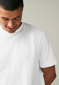 Next REGULAR FIT biały