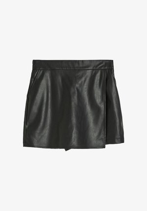 Czarna skórzana mini spódnica o gładkiej fakturze, z dwoma bocznymi kieszeniami i prostym dołem. Wielopanelowy fason z minimalnym przeszyciem.