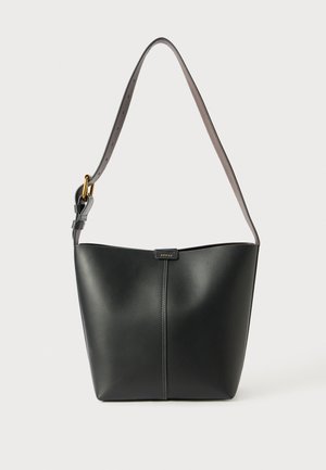 Bolso de hombro de cuero negro con una textura suave, forma curva y una sola correa ajustable que cuenta con herrajes dorados y un acento de marca.