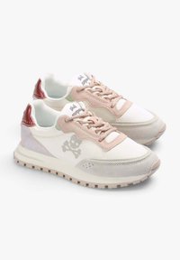 Sneaker mit weißem Stoff und rosa Wildlederakzenten, mit einem Totenkopf-Logo, strukturiertem Sohlenprofil und glänzenden roten Fersendetails.