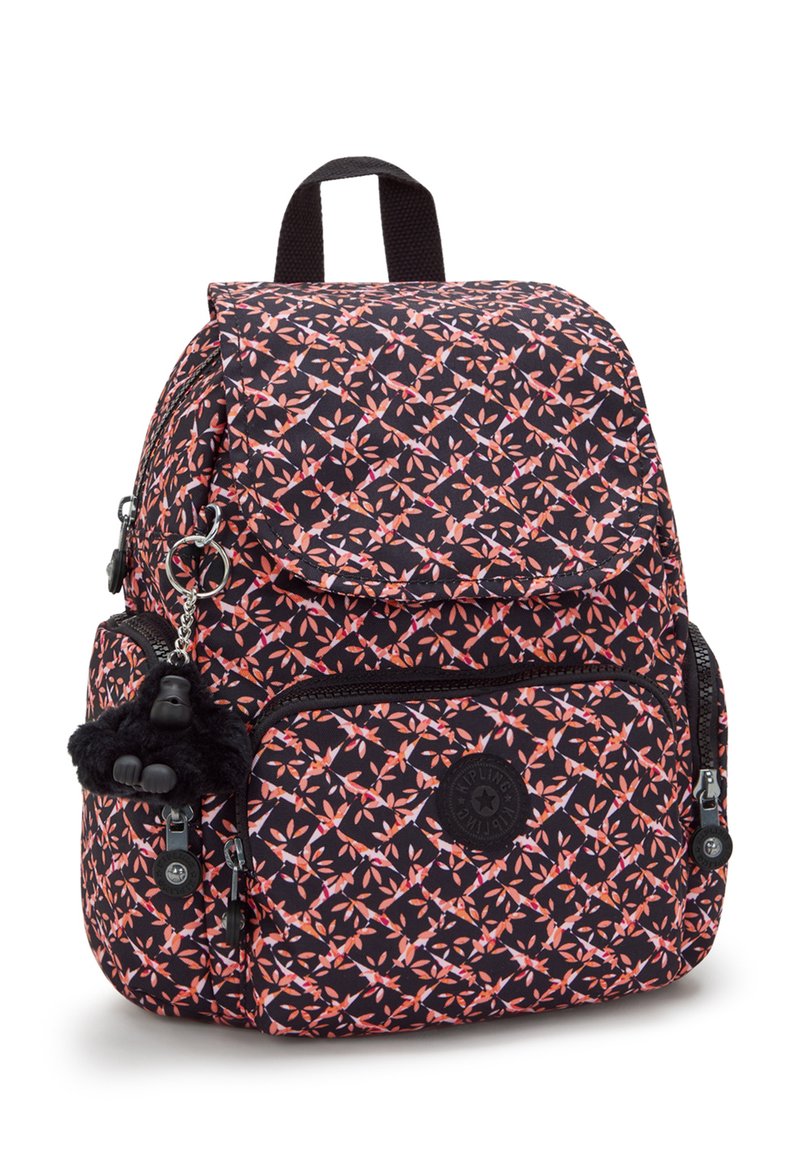 Zaino nero con un motivo floreale rosa e arancione, dotato di una tasca anteriore con zip, un logo rotondo e un portachiavi a forma di gorilla peloso.