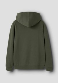 Grøn hoodie med en blød tekstur, der har en snor i hætten, lange ærmer og ribbede manchetter og kant. Glat, ensartet materiale.