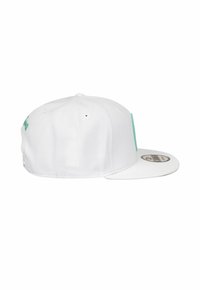 Weißes Baseballcap mit flachem Schirm, ausgestattet mit einer strukturierten Krone und einem türkisfarbenen Grafikdesign an der Seite. Hergestellt aus strapazierfähigem Stoff mit Belüftungslöchern.