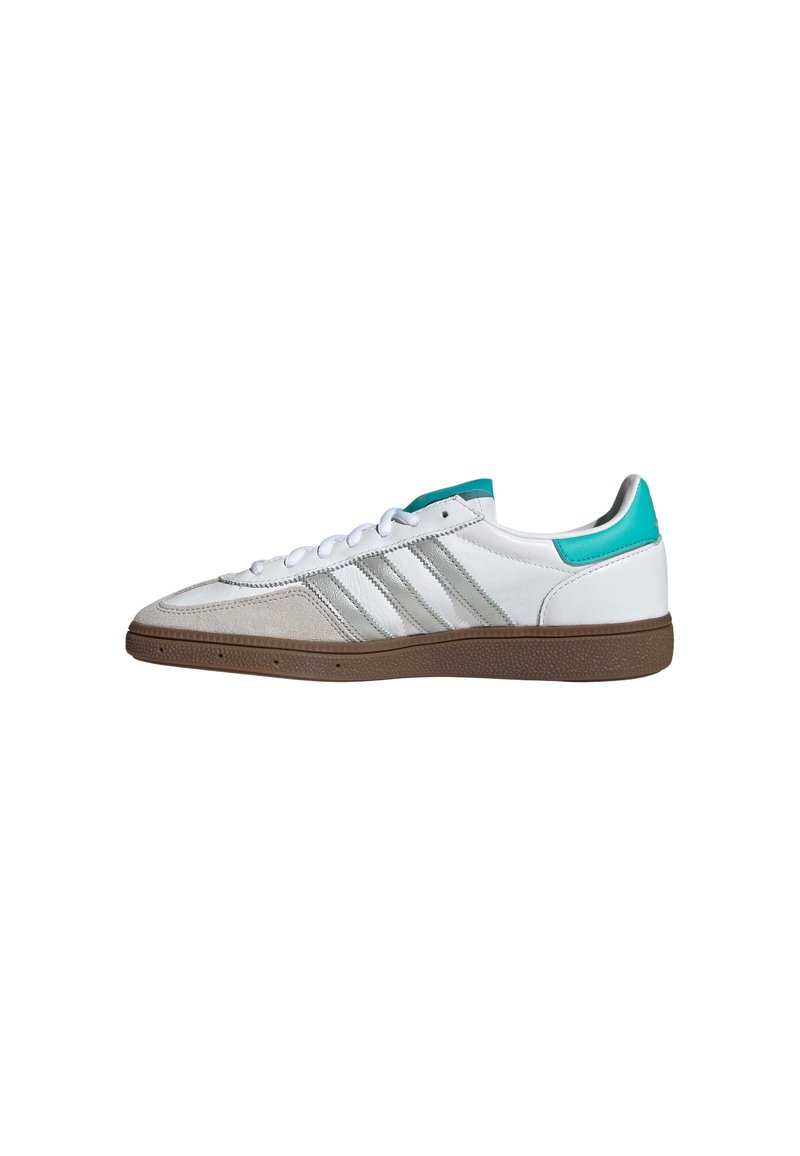 adidas Originals HANDBALL SPEZIAL MERCEDES AMG PETRONAS F1 TEAM cloud white   silver metallic   gum/white