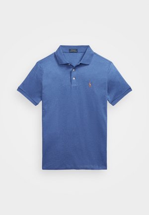Blaues Poloshirt aus weichem Stoff, mit einem Kragen, kurzen Ärmeln, Drei-Knopf-Leiste und einem gestickten Logo auf der Brust.
