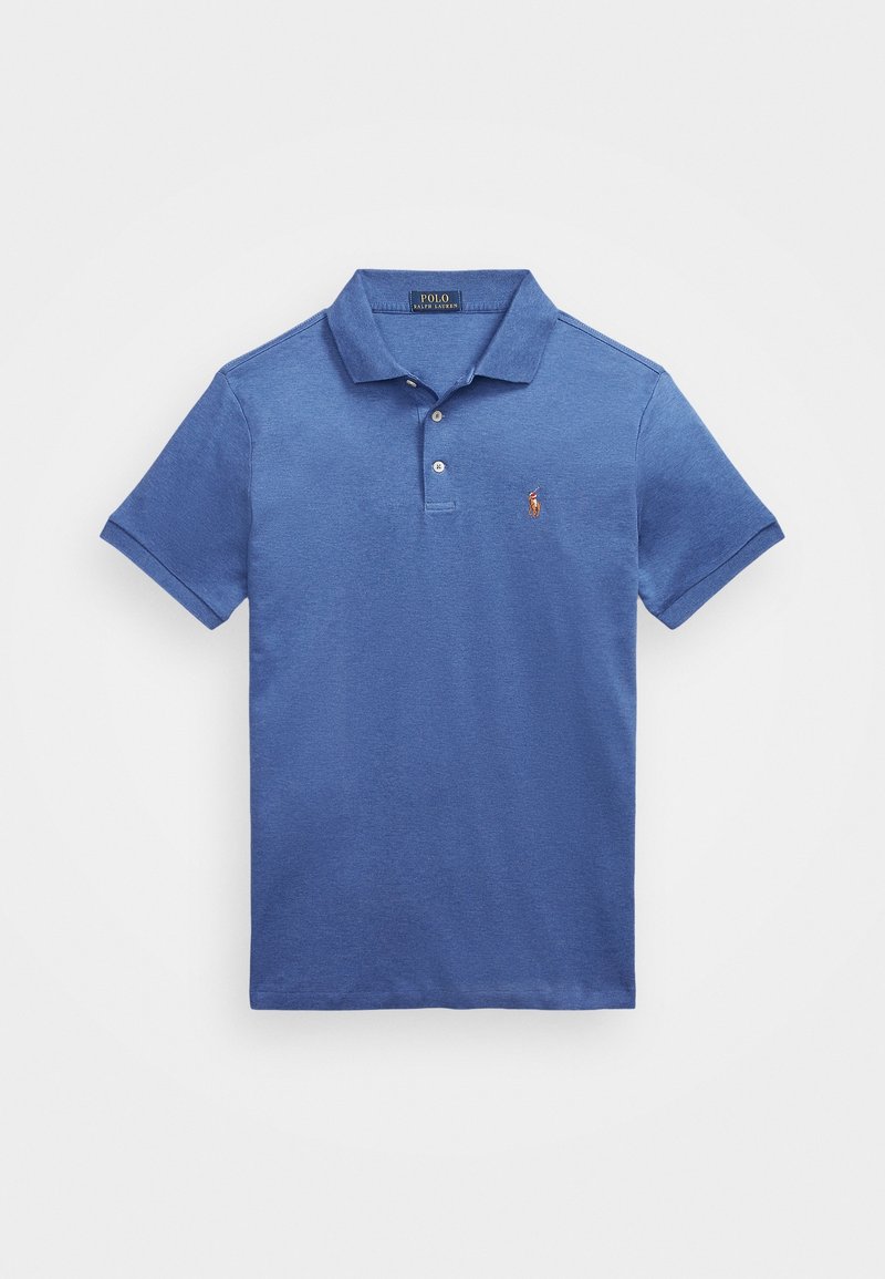 Blaues Poloshirt aus weichem Stoff, mit einem Kragen, kurzen Ärmeln, Drei-Knopf-Leiste und einem gestickten Logo auf der Brust.