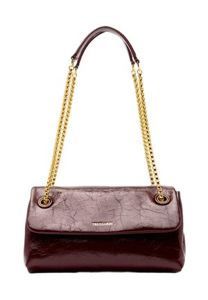 Bordeauxrode handtas van imitatieleer met een sluiting, een kettingriem in goudkleur en een gladde textuur, voorzien van een logo dat in de voorkant is gegraveerd.