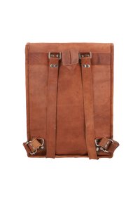 Ruskea nahkarepulla, jossa on kaksi säädettävää hihnaa, läppäkiinnitys ja metalliset yksityiskohdat. Repussa on sileä pinta ja suorakulmainen muoto.