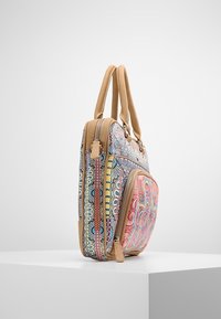 Borsa a spalla multicolore con motivi intricati, tessuto morbido e dettagli in pelle. Presenta doppie cerniere e manici superiori resistenti.
