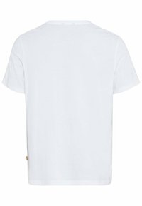 Hvid bomulds t-shirt med rund halsudskæring, korte ærmer og lige pasform. Har et lille gultmærke på den nederste side.