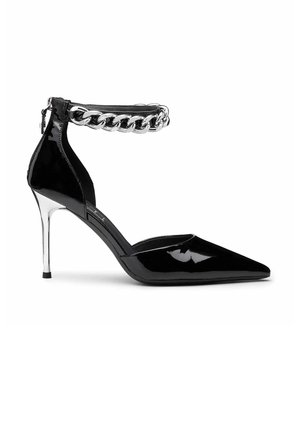 Decolteè in pelle verniciata nera con punta affusolata, dettagli metallici argentati e una cinghia alla caviglia adornata da catena. Design con tacco a stiletto.