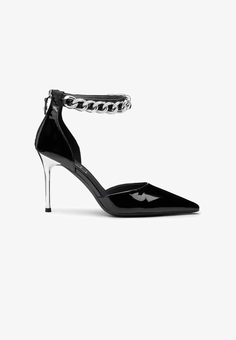 Decolteè in pelle verniciata nera con punta affusolata, dettagli metallici argentati e una cinghia alla caviglia adornata da catena. Design con tacco a stiletto.