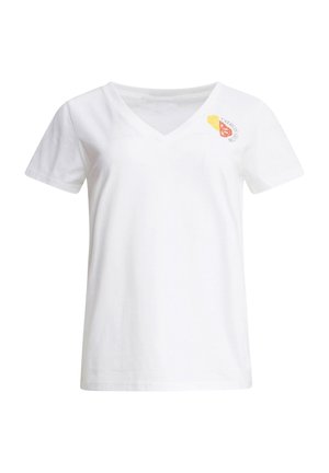 Weißes Baumwoll-T-Shirt mit V-Ausschnitt, kurzen Ärmeln und einem bedruckten Grafikelement mit gelben und roten Akzenten auf der linken Brust.