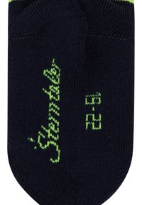 Marineblaues Knöchelsocke mit strukturiertem Finish, das grüne gestickte Texte und Muster, einschließlich Größenmarkierungen und Markennamen, zeigt.