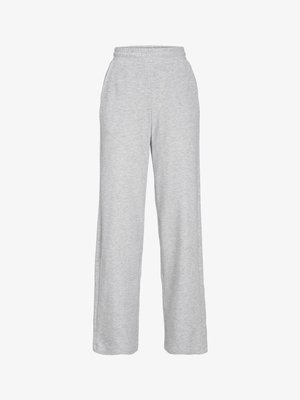 Pantaloni felpati grigi con un elastico in vita, gambe larghe e una texture morbida. Presenta tasche su entrambi i lati e un design semplice.