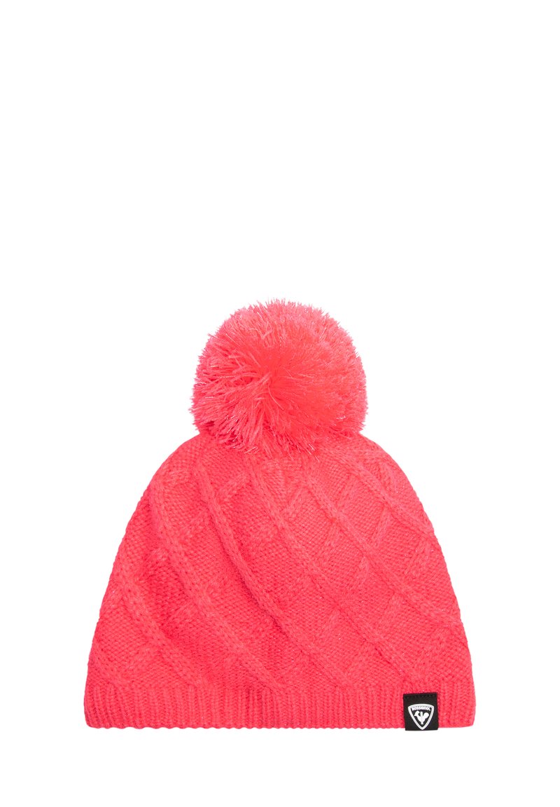 Beanie di maglia in un vivace rosa fuscia con un design a treccia testurizzato, completato da un morbido pom-pom. Presenta un'etichetta del marchio nera sul lato.