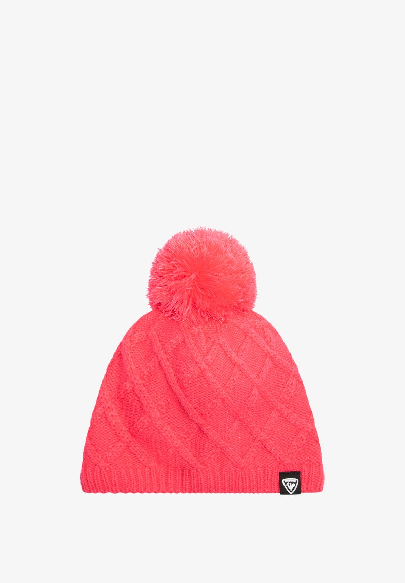 Pletená čepice v jasně růžové barvě s texturovaným kabelkovým designem, zakončená huňatým bambulí. Na boku se nachází černá značka.
