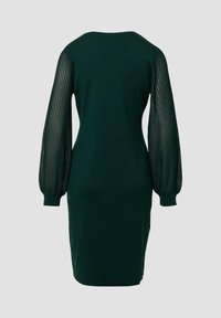 Strickkleid in Dunkelgrün mit transparentem gestreiften Stoff an den gepufften Ärmeln, tailliertem Oberteil und gerippten Bündchen. Einfache runde Halslinie.