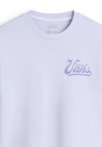 Camiseta de algodón de color púrpura claro con cuello redondo. Presenta un logotipo de "Vans" impreso en púrpura con "Since 66". Textura suave, estilo casual.