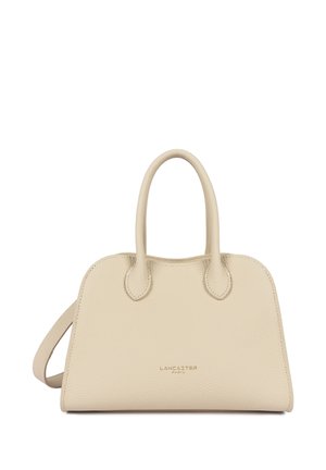 Beige leren handtas van Lancaster Paris met dubbele handvaten, een afneembare schouderriem en een gestructureerde afwerking tegen een witte achtergrond.