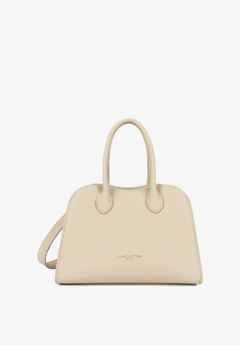 Sac à main en cuir beige de Lancaster Paris, avec double poignées, une bandoulière amovible et une finition texturée sur fond blanc.