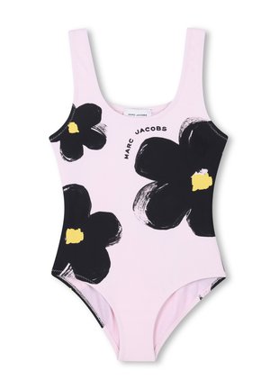 Maillot de bain une pièce en tissu rose avec de grands motifs floraux noirs. "Marc Jacobs" est imprimé en noir. Texture lisse, encolure dégagée.