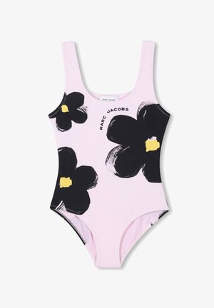 Maillot de bain une pièce en tissu rose avec de grands motifs floraux noirs. "Marc Jacobs" est imprimé en noir. Texture lisse, encolure dégagée.