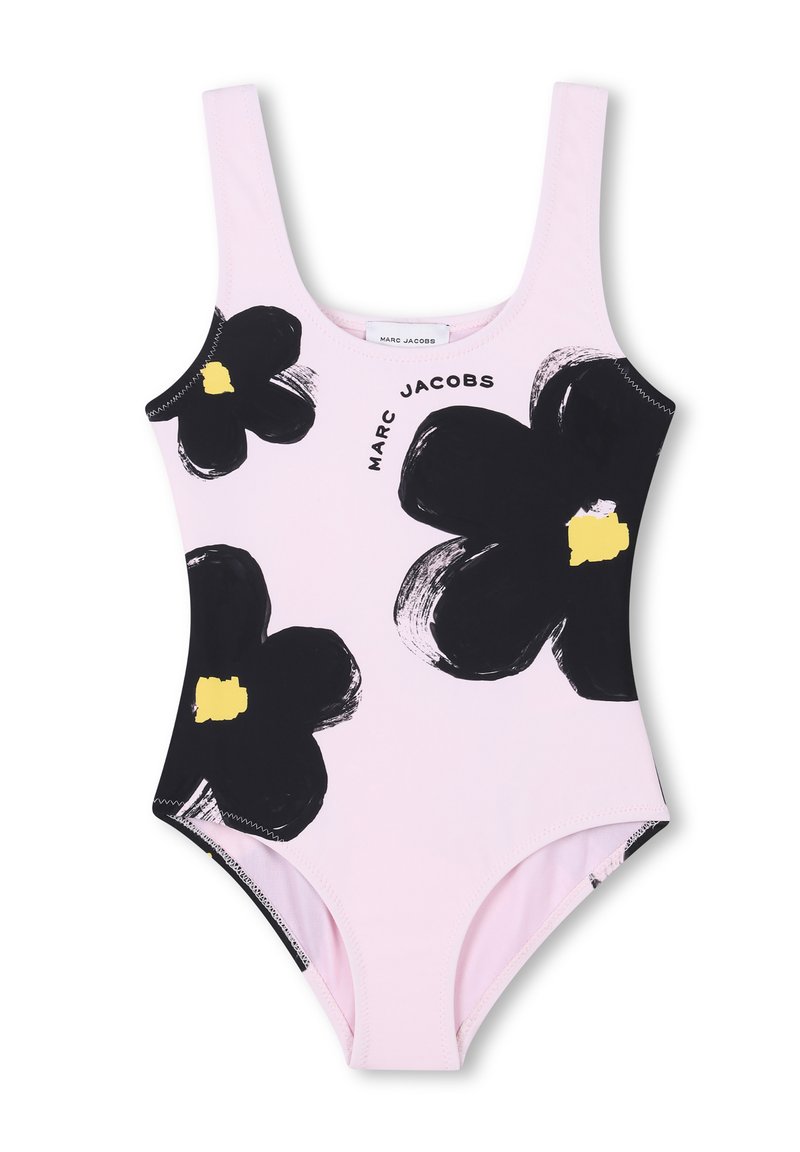 Maillot de bain une pièce en tissu rose avec de grands motifs floraux noirs. "Marc Jacobs" est imprimé en noir. Texture lisse, encolure dégagée.