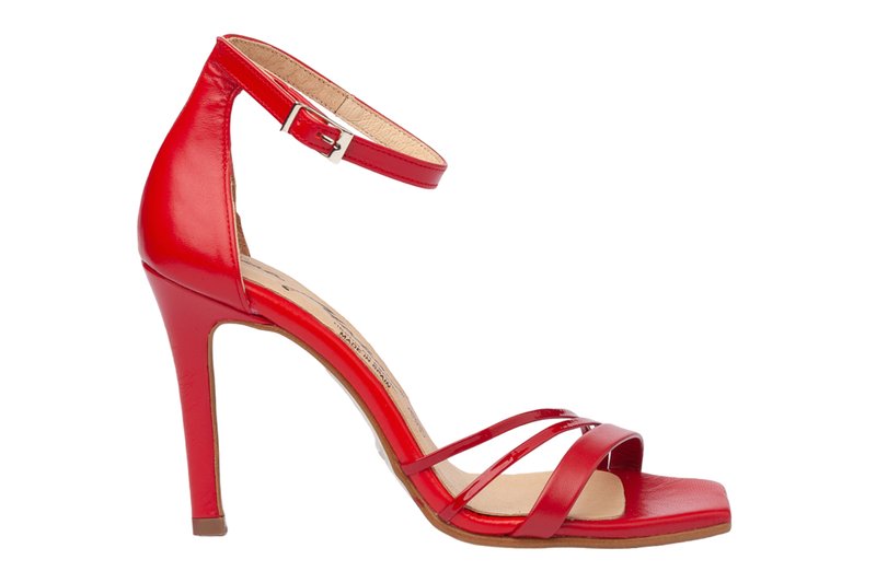 Sandal de tacón alto rojo con cuero sintético brillante, tres tiras finas y un hebilla en el tobillo. Punta abierta y un tacón delgado y afilado.
