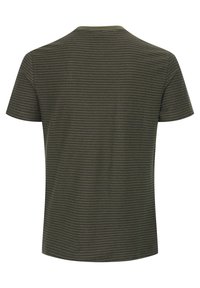 Camiseta verde oliva con sutiles rayas verticales, cuello redondo, mangas cortas y tela de algodón suave, con un corte relajado.