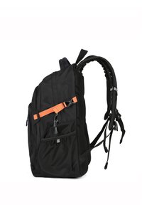 Sac à dos noir en tissu durable, avec une sangle orange, plusieurs poches zippées et des bretelles rembourrées ajustables.