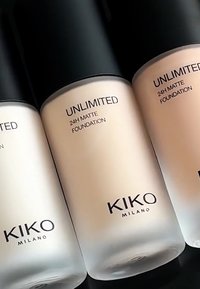 KIKO Milano Unlimited 24H Matte Foundation-flasker med frostet glass, sorte hetter og sort tekst. Tre nyanser vises.