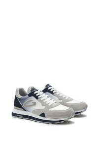 Sneakers grigi e blu navy realizzati con una combinazione di suede e mesh. Presentano lacci bianchi e un logo a contrasto sul lato. Suola intermedia testurizzata e suola in gomma.