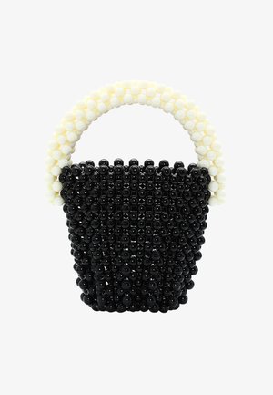 Sort perle håndtaske med en rund sort bund og et buet håndtag lavet af skiftende hvide og cremefarvede perler.