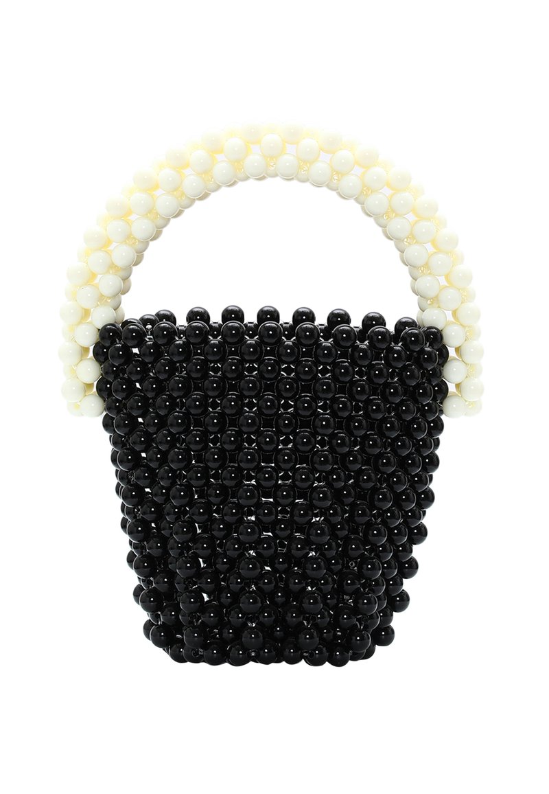 Sort perle håndtaske med en rund sort bund og et buet håndtag lavet af skiftende hvide og cremefarvede perler.