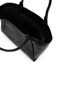 Czarna skórzana torba na ramię z złotymi ćwiekami, podwójnymi uchwytami i zamykaną kieszenią wewnętrzną, ukazana z góry.