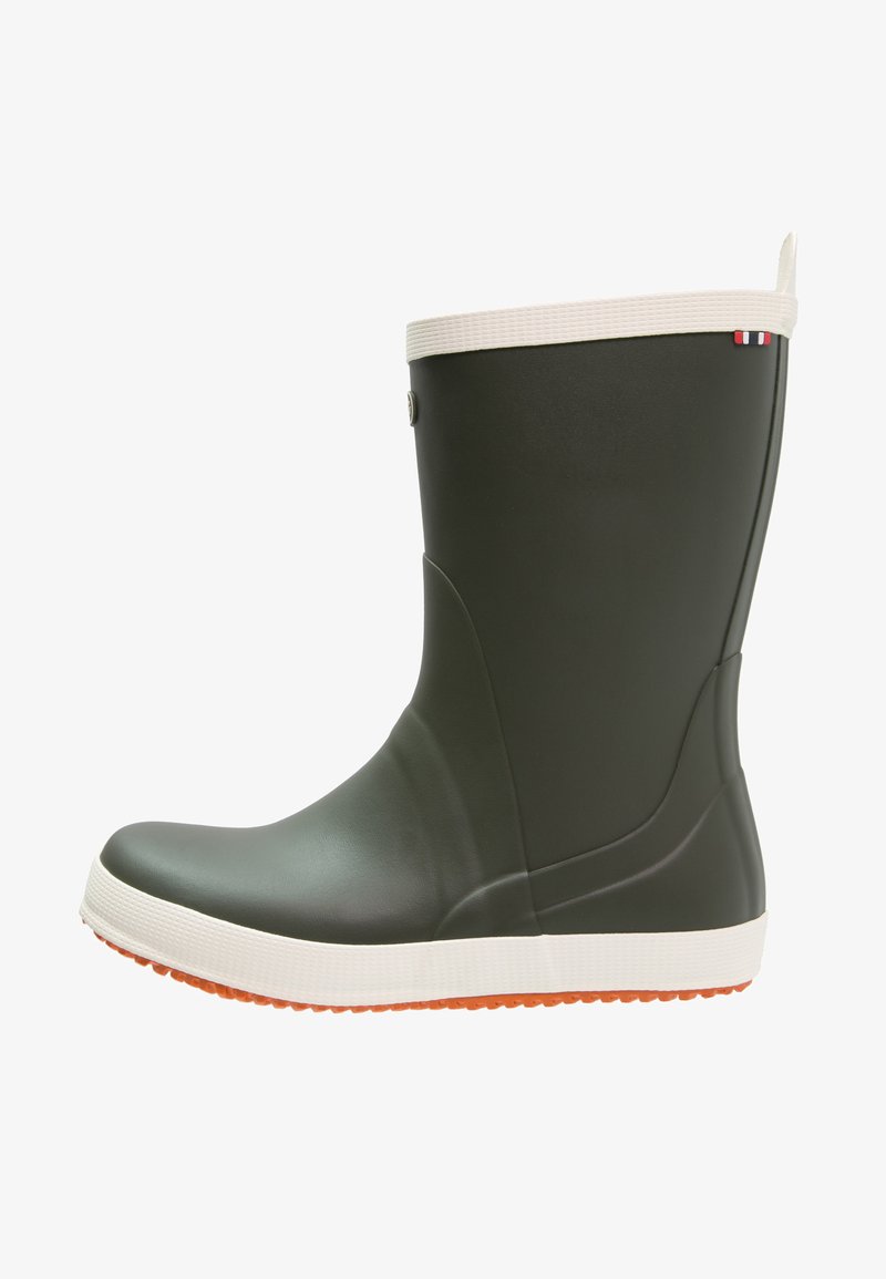 Zelená gumová čižma s bielym textúrovaným lemom, okrúhlou špičkou a oranžovou gumovou podošvou. Na boku má kruhový strieborný logo detail.
