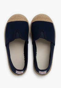 Scarpe slip-on in tela blu navy con punta intrecciata beige, suola in gomma beige e una piccola patch con logo di lato. Texture liscia.