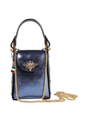 Kleine marineblaue Lederhandtasche mit glänzender Oberfläche, goldener Bienenemblem, goldener Kettenriemen und einem Detail der trikolor italienischen Flagge.