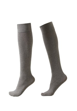 Par de calcetines simples grises hasta la rodilla mostrados en posición vertical sobre un fondo blanco.