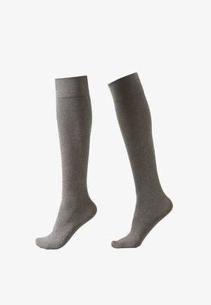 Par de calcetines simples grises hasta la rodilla mostrados en posición vertical sobre un fondo blanco.