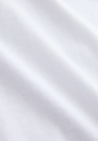 Tissu textile blanc, texture lisse, avec des détails de tissage fins et un éclat subtil, conçu pour une utilisation polyvalente dans diverses applications.